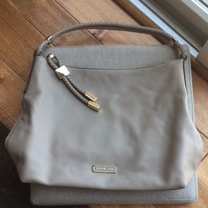 NWT MICHAEL KORS TAN LEATHER HANDBAG. TOP ZIP CLOSURE WITH BRAIDED PULL.